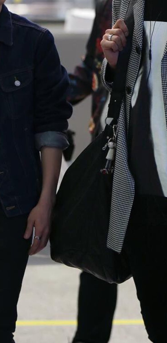 Clair6112's tweet photo. เราไม่เคยใส่เครื่องประดับเลย แต่เราใส่แหวนที่เธอให้อ่ะ คิดเอาสำคัญแค่ไหน https://t.co/N6J1YHlZq1