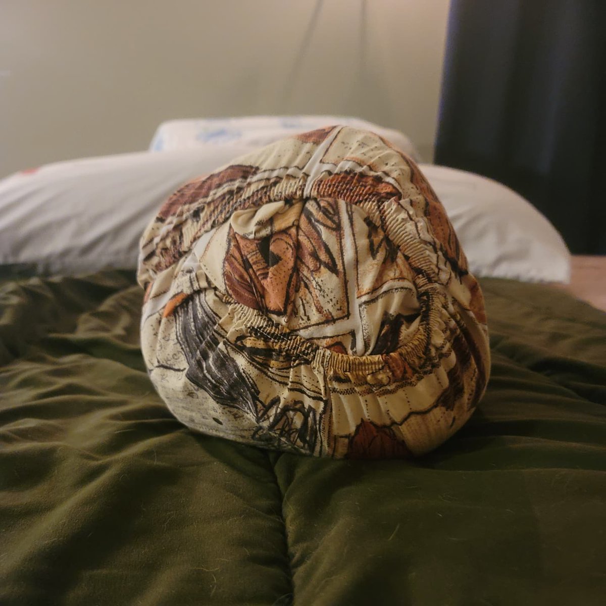 kimcaramele's tweet photo. We did laundry and this is how my husband folded a king-sized fitted sheet afterwards. Efficient or Psychotic? Please weigh in. #COOOOL vs #BYEEEE https://t.co/2VJ3sNjY3R