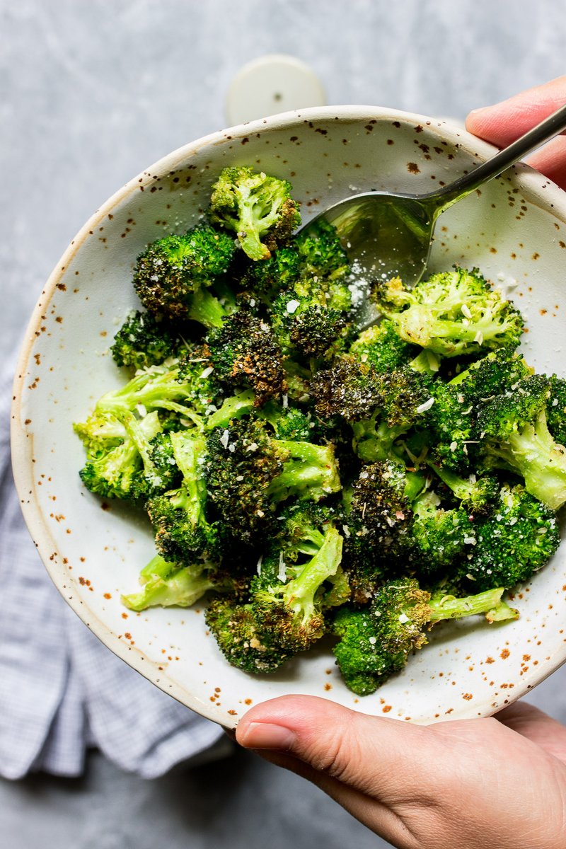 CookingJar's tweet image. If there's ONE veggie to try in the air fryer, this one is it. Broccoli becomes super crispy, super charred, light and airy and very tasty.

thecookingjar.com/air-fryer-garl…