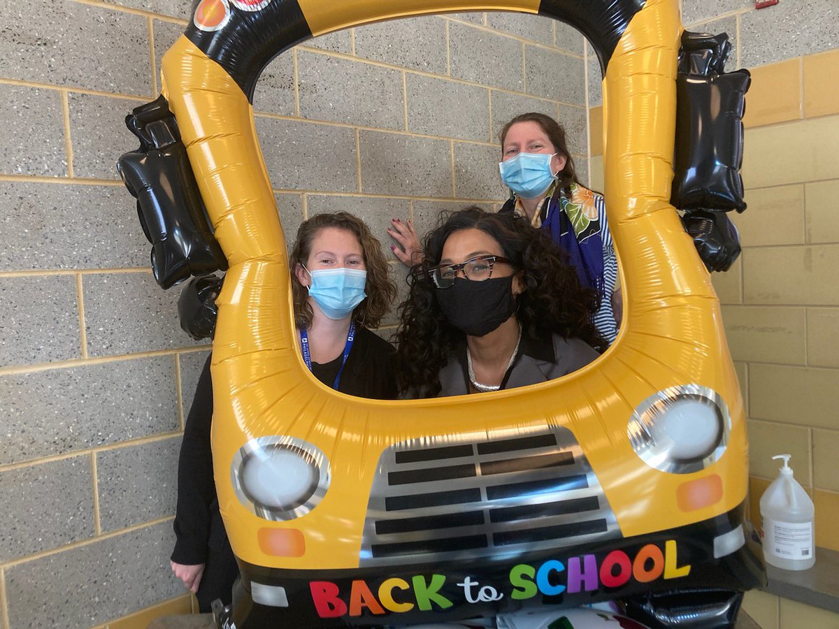 SDPAcceleration's tweet photo. Welcome back teachers at McDaniel ES and proud Principal Ortiz!! #acceleratewithus #beprepared #beproficient https://t.co/XjtNsOiyr6