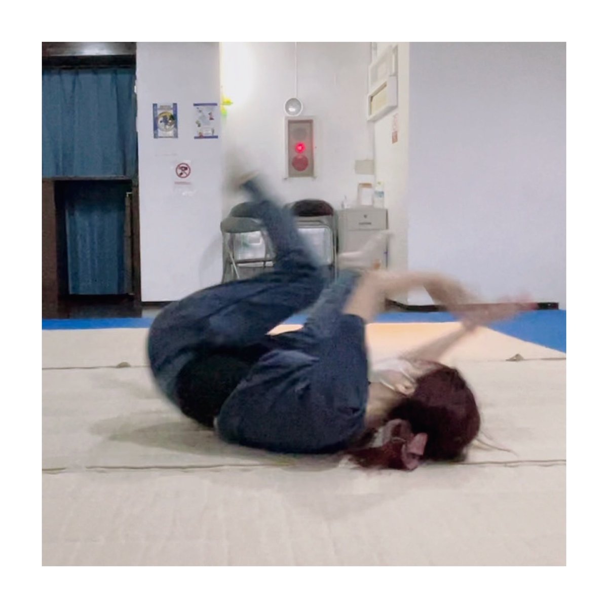 momoka_okita's tweet photo. こちら本日のクソダサ受け身動画のスクショです。
辛いことがあったときに見ると良いと思います！ https://t.co/Y9CGQLCdxP