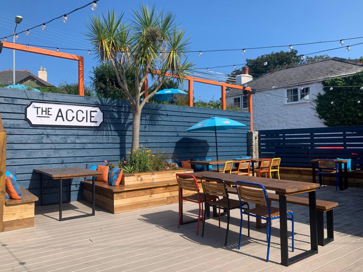 ~ S U N SH I N E ~
Come and enjoy our beautiful sun trap located to the rear of the pub.
Serving up the menu from 12pm and pizzas from 3pm.
Enjoy our huge selection of drinks ranging from smoothies, artisan gins to locally brewed ales from <a href="/StAustellBrew/">St Austell Brewery</a> 
#Sunshine #cornwalllife