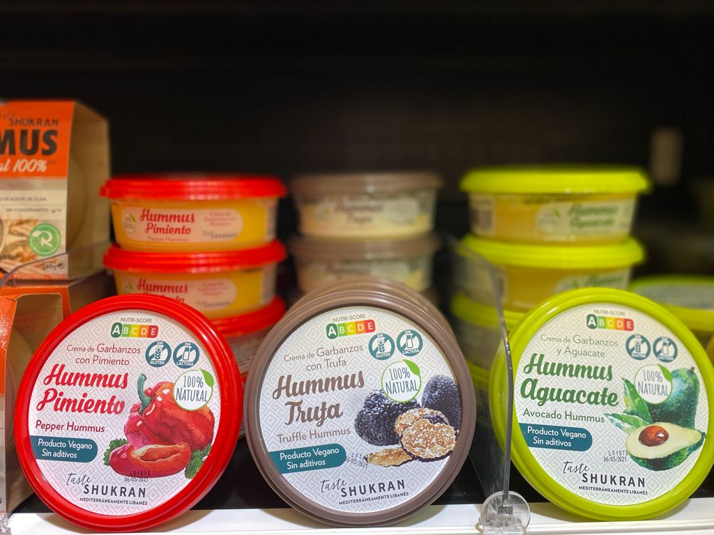 Cuando hace calor buscamos comidas refrescantes y estos hummus son geniales para acompañar nuestros platos, ensaladas o para picar un poco de forma sana. ¿Cuál os gusta más: pimiento, trufa o aguacate?