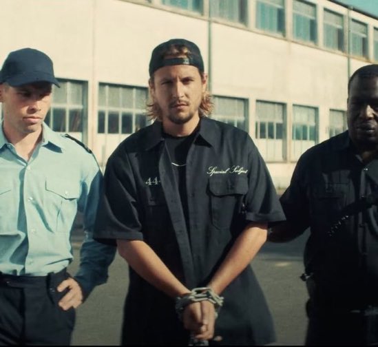 🌹 Nekfeu est de retour sur nos écrans en jouant dans le clip de « Spécial » de Laylow !

On retrouve un hommage à Népal avec un « 444 » sur sa tenue 🤍