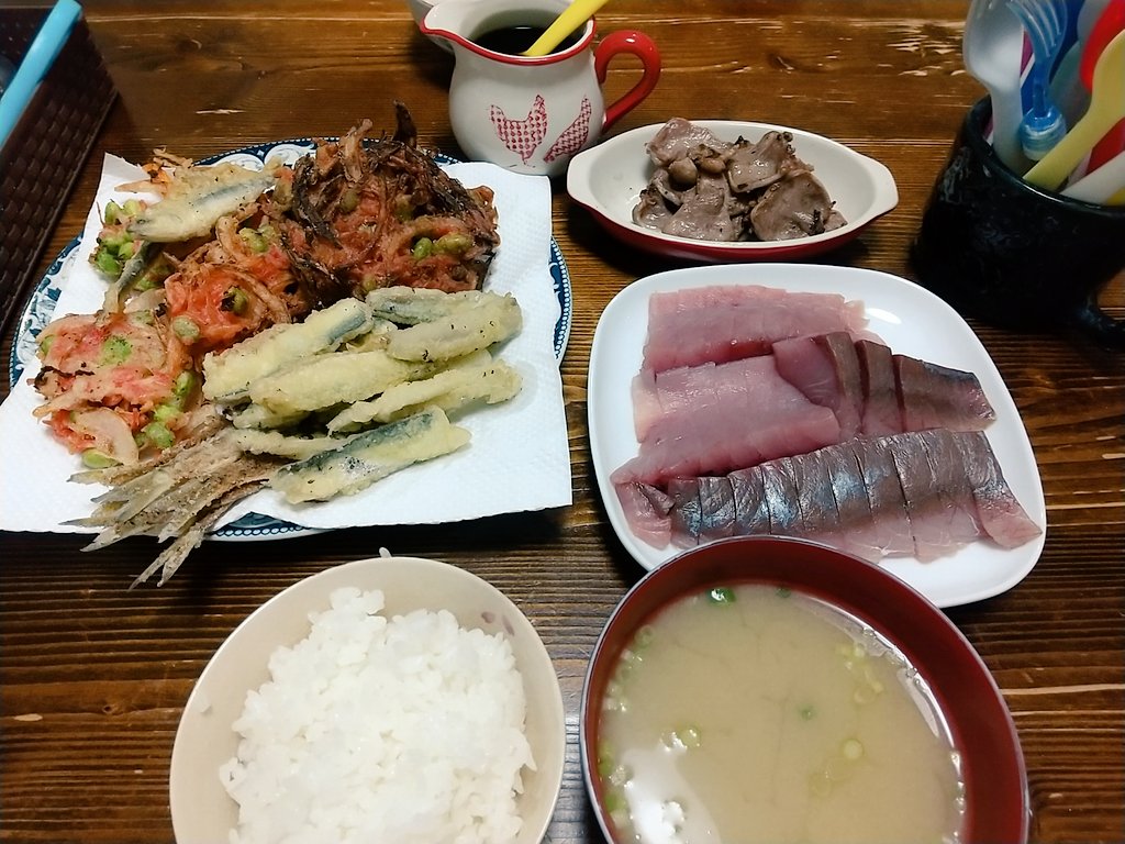 いかにゃんにゃん ちょい焦げしちゃったけど かき揚げとサッパといわし 昨日釣られてきたやつ の天ぷらと サッパ の骨せんべい いなだの刺身 豚タンの塩レモン焼き しじみの味噌汁