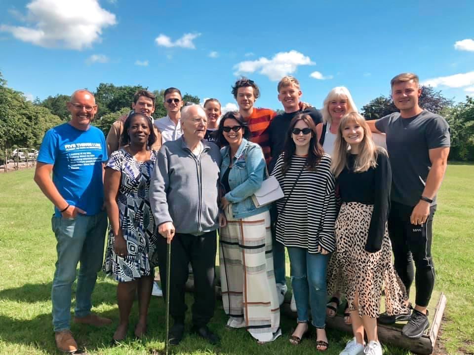 Harry with his family and late grandad who sadly passed away. Sending your fam lots of love and thoughts @Harry_Styles ❤️ Please consider donating to Parkinson’s UK if you are able to at - parkinsons.org.uk/donate