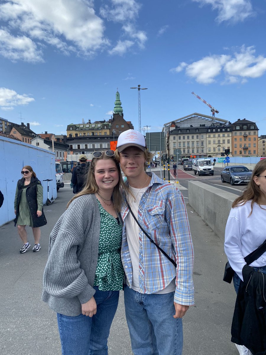 trustfulseaveyy's tweet photo. thankyou for being the sweetest human! it was so nice to finally meet you! the hug was amazing <3 https://t.co/AP3ttBpXMZ