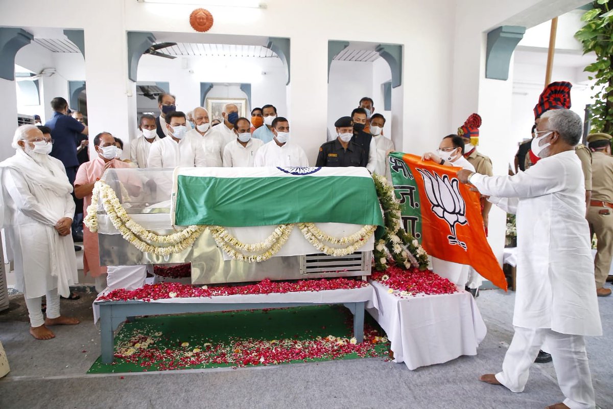 atifblgm's tweet photo. भारतीय ध्वज संहिता-2002 के नियम के अनुसार राष्ट्रीय ध्वज के ऊपर या बगल में कोई अन्य ध्वज नही लगाया/रखा जा सकता है।

ये राष्ट्रद्रोह है। https://t.co/Rz5aiwwh9H
