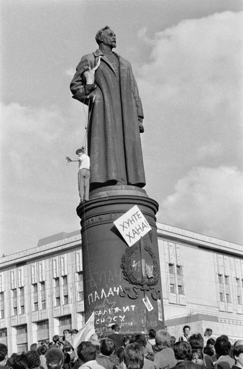 HistoryFoto's tweet photo. Августовский путч. Демонтаж памятника  основателя и главы ВЧК Феликсу Дзержинскому на Лубянской площади в Москве после победы над ГКЧП . СССР. 23 августа 1991 год. https://t.co/2UJsxBlSX6