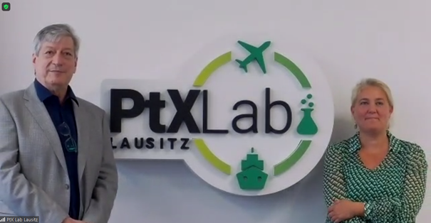 en2x_eV's tweet photo. "Flugzeuge, Schiffe und chemische Industrie sollen mit Ökostrom-basierten Kraftstoffen schrittweise klimaneutral werden": Harry Lehmann, Leitung #PtXLab Cottbus, und Corinna Enders, Geschäftsführung Zukunftsgesellschaft ZUG (Berlin) beim Startschuss für das #PtX-Lab. https://t.co/RzDLoK4pCD
