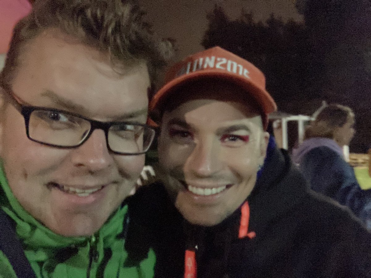 Simerockissa tapasin Antti Tuiskun, hän kertoi kuuntevansa Yle Lapin Radiota. Pohjoisessa ollessa auki on perinteinen radio ja etelässä nettiradio. Kehui erikseen repparijuttujani. Tuntui olevan hyvin perillä touhuistamme. #Simerock <a href="/anttituisku/">Antti Tuisku</a> @YleRovaniemi #Anttituisku