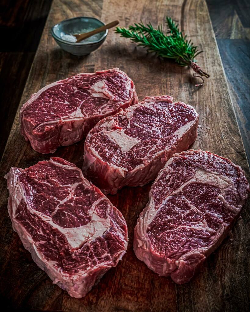 Mahlzeit Freunde‼️

Nachdem ich mich in meinem Urlaub primär mit Fisch, Meeresfrüchte und Pasta ernährt habe (was mega lecker war) wird es mal wieder Zeit für ein ordentliches Steak vom aller Feinsten👌🏻

Als Wiedereinstieg in die Grillkultur habe ich mir gedacht, versuche es…