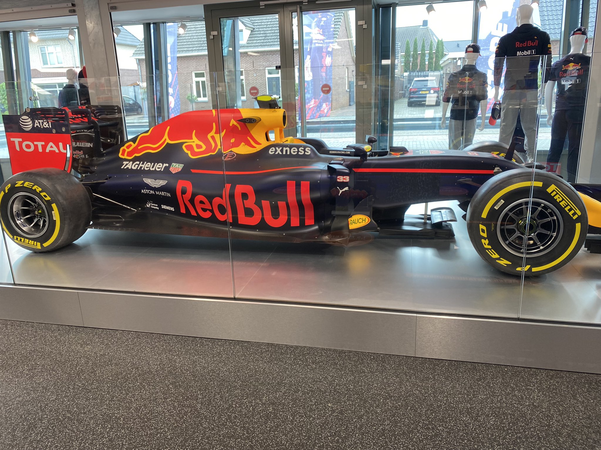 Max Verstappen Winkel Amsterdam Headline News 993mte