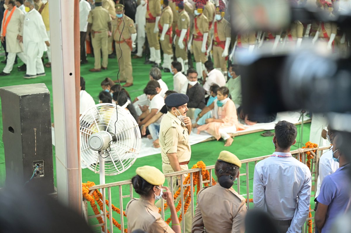 dnewsnetworkdnn's tweet photo. महान जननायक श्री कल्याण सिंह बाबू जी को श्रद्धांजलि अर्पित करने आए जनसैलाब को संभालते अलीगढ़ के कप्तान कलानिधि नैथानी, साथ ही वयवस्थाओ का जायजा लेते हुए 
Picture Credit @dnewsnetworkdnn 
@ipsnaithani @aligarhpolice @Uppolice https://t.co/UxAXx8BGZs