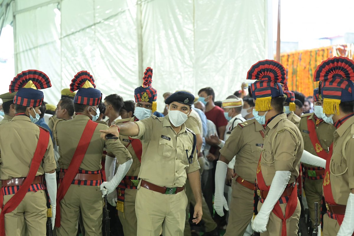 dnewsnetworkdnn's tweet photo. महान जननायक श्री कल्याण सिंह बाबू जी को श्रद्धांजलि अर्पित करने आए जनसैलाब को संभालते अलीगढ़ के कप्तान कलानिधि नैथानी, साथ ही वयवस्थाओ का जायजा लेते हुए 
Picture Credit @dnewsnetworkdnn 
@ipsnaithani @aligarhpolice @Uppolice https://t.co/UxAXx8BGZs