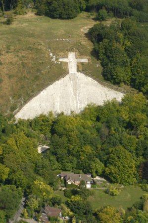 ChilternsNL's tweet photo. 18-25 years old and love history and getting outdoors? Here's a fantastic #volunteering opportunity to help restore the iconic #whiteleafcross. No experience needed! Weds 1 Sept 10am-3pm. https://t.co/kroUSxA9K5 @ChilternSociety @NatureAlliance #youngpeople #heritage https://t.co/wobN5k8EgI