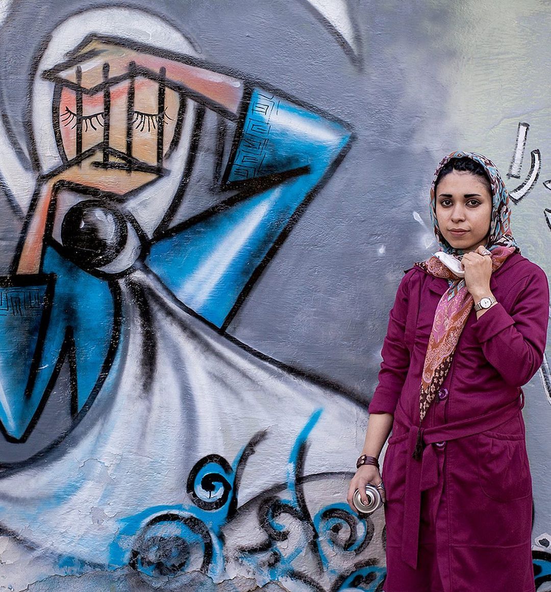 creapills's tweet photo. Voici Shamsia Hassani : la 1ère street artiste afghane. Professeure à la faculté des beaux-arts de Kaboul, l’artiste de 33 ans peint les rêves brisés des femmes sur les murs de la capitale. Un art risqué pour des créations déchirantes...

En voir plus : https://t.co/Gtk8vS5YU9 https://t.co/6w2BSEeyTA
