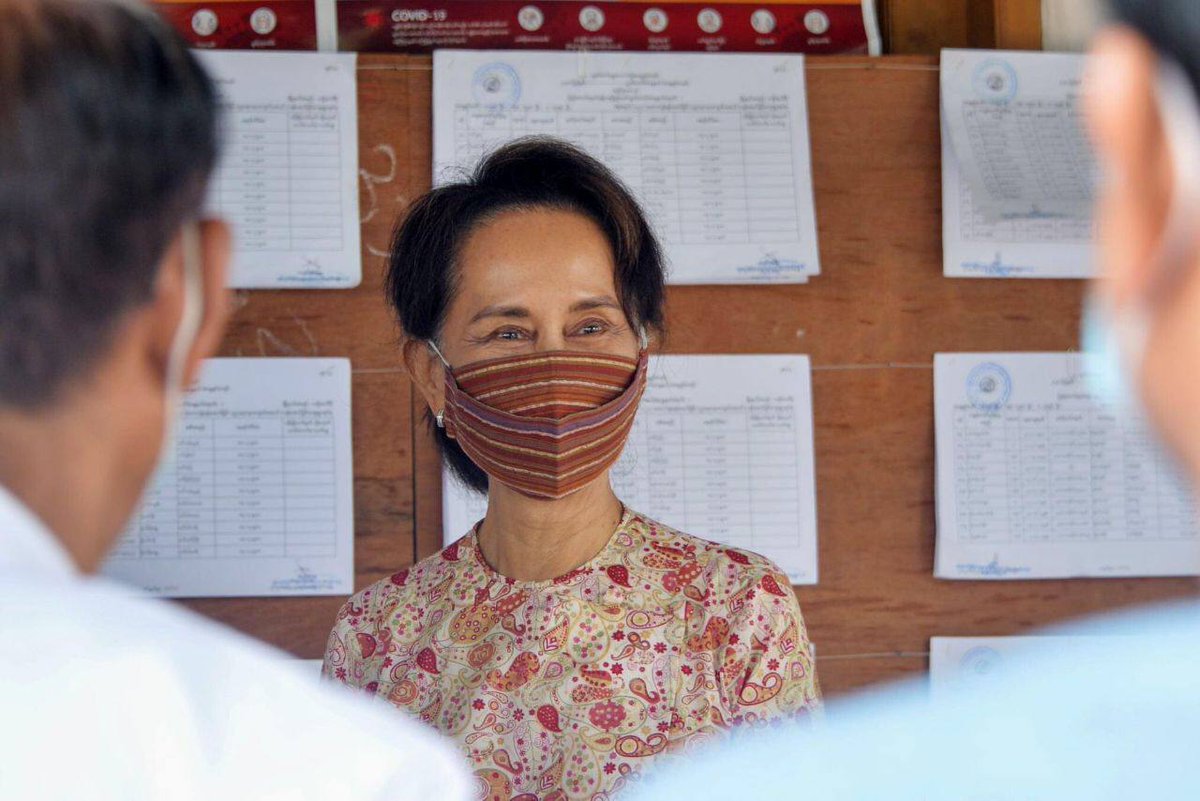 2021Revtweets's tweet photo. The lawyers of State Counsellor and President will request to meet with their clients as they have not been able to meet for 6 weeks. The junta also sued them with additional charges of anti-corruption. 
#WhatsHappeningInMyanmar #Aug23Coup https://t.co/panhjJyIIU
