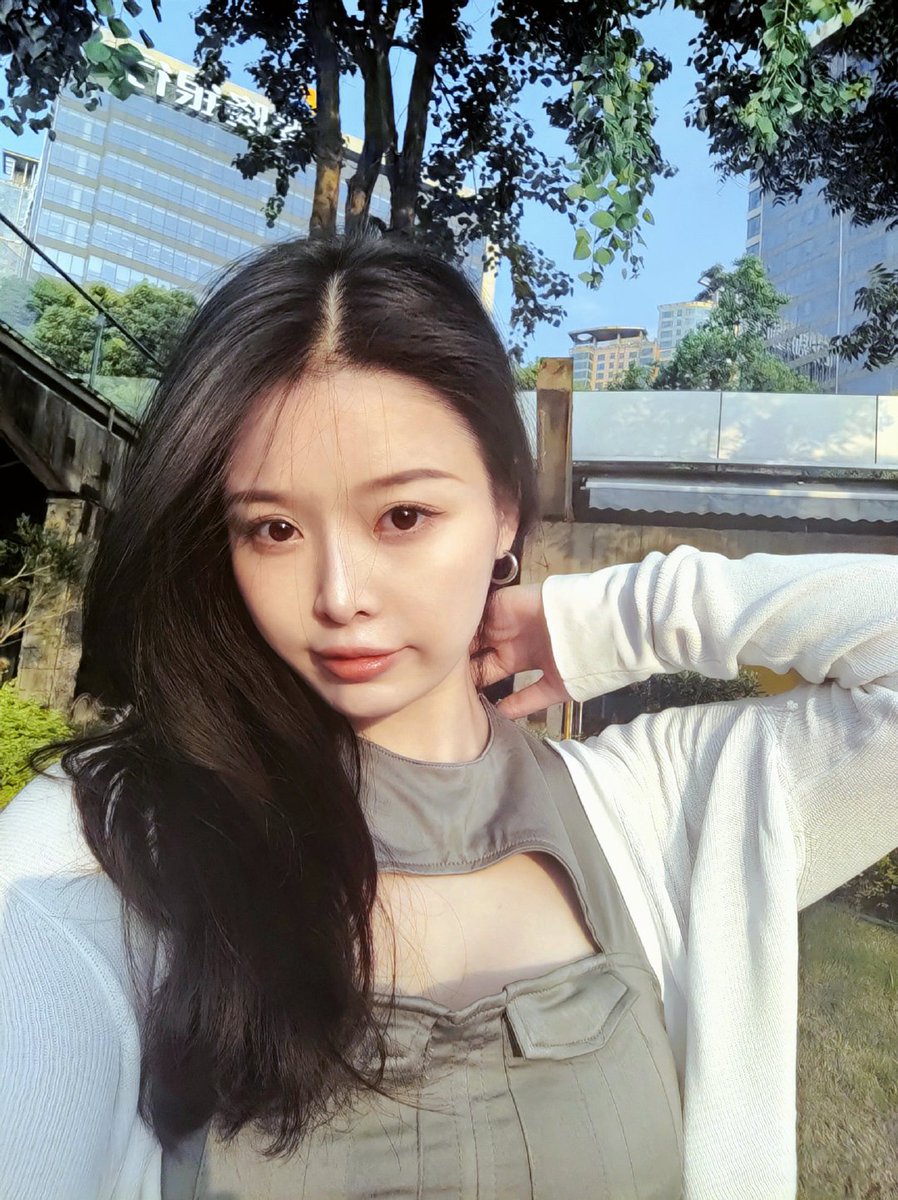 rudhranandu's tweet image. I found a few selfies of the Mi MIX 4. In fact, I think this level is still good in the off screen lens. As a professional digital blogger, I have to say that the girls is pretty good looking.
#Xiaomi #MIMIX4