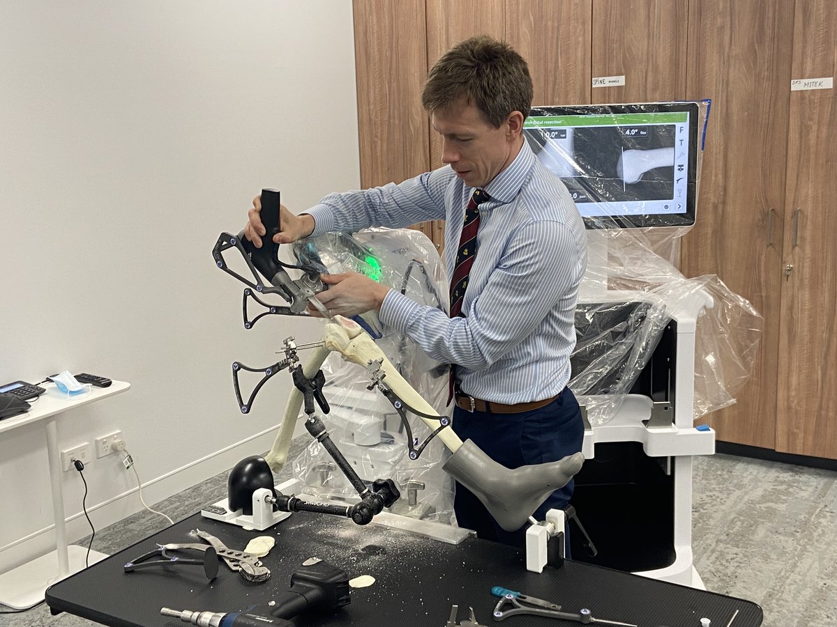 Had a great morning playing with the @DePuySynthes  Velys robot and learning about the implications of component position #orthotwitter