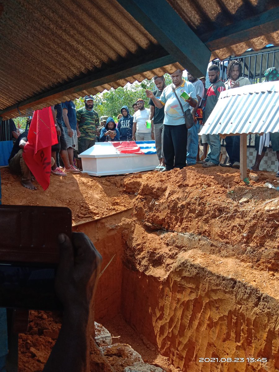HalukEsther's tweet photo. Mengantar Ferianus Asso yang ditembak hanya karena berdemonstrasi damai di Yahukimo,  ke tempat peristirahatan yang terakhir 😰😥.

Jiwa muda itu kami antar ke liang lahat hanya karena meneriakkan kebenaran https://t.co/VYkTNVHDK5