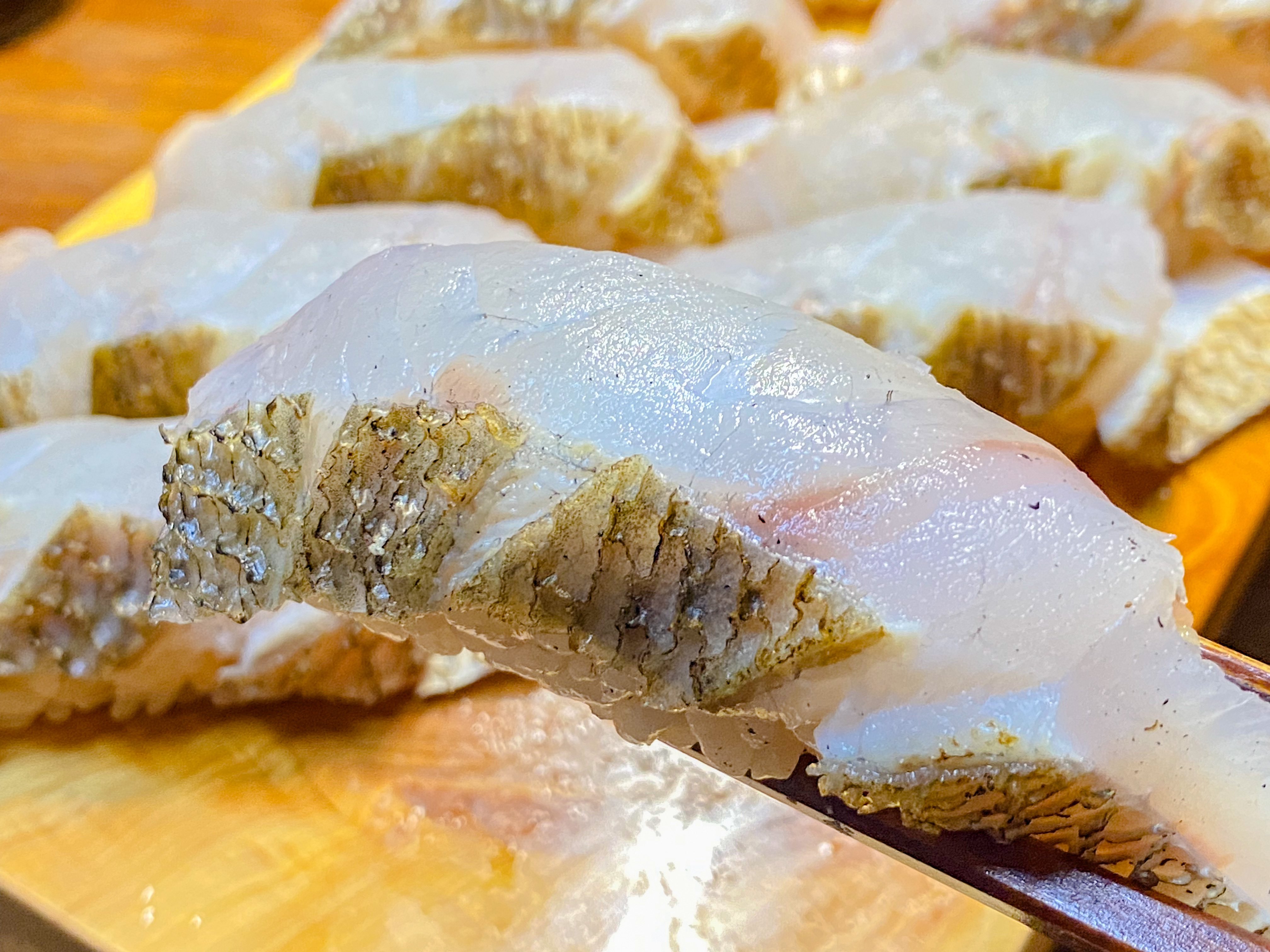 Funa 初めて食べるコイチ 上品ながら確かな旨味 脂も乗っててとても美味い魚だった 活け締めのお陰かニベの仲間にしては身の色も悪くないし 臭みも全然なかった もっと関東でも売られるといいな グラム100円と安かったしまた買いたい 吉池