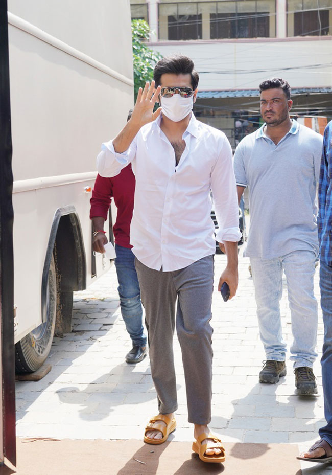 tupaki_official's tweet photo. Ram Pothineni arrived on sets for an ad shoot in hyderabad
For More Pics: https://t.co/jtPXLqR9ab
#ram #rampothineni #actorram #tollywood https://t.co/LmHNURPQC4