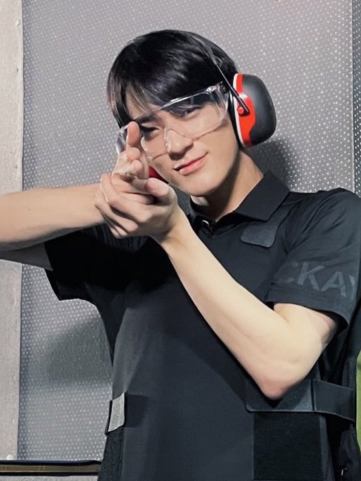 feeeemo's tweet image. อย่ามาทำน่ารัก หากไม่รักจะเจอดี
อย่ามาเมินหน้าหนี ก็เธอนี้มากวนใจ
แกล้งให้คนเขารัก ก็มานี่เลยไวไว
โทษฐานที่น่ารัก ต้องโดนฉันจับกุมหัวใจ