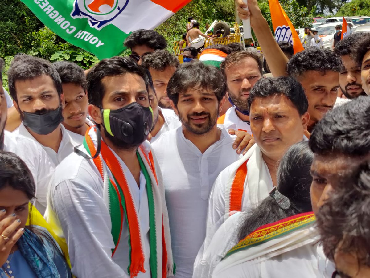 IYC's tweet photo. IYC President shri @srinivasiyc ji received grand welcome by the @IYCKarnataka president @RakshaRamaiah ji, other youth congress members and joined massive bike rally organised by the members of @IYCKarnataka. https://t.co/B5E1SjRRY4