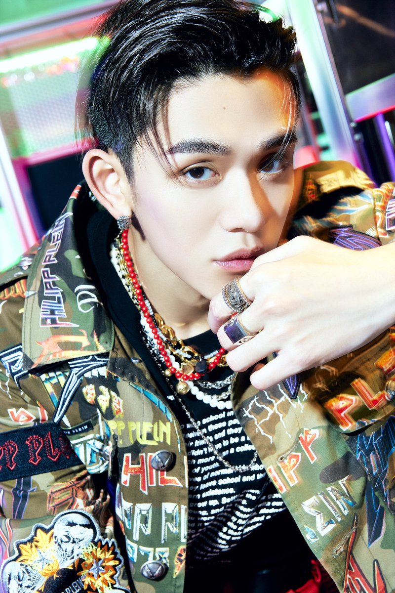 Within lighting consists of brightly glowing, electrified glass tubes or bulbs that contain rarefied neon or other gases. A high potential of his presence, the handsome faces with a sharp gaze and his body of course, the definition of perfection from my 3rd Jalapeño’s teaser.