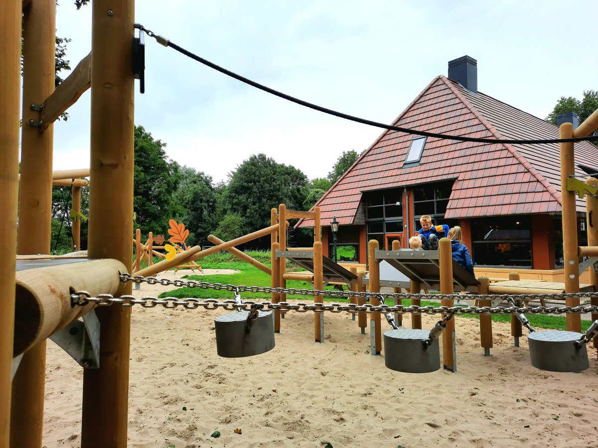 Joehoe: NIEUWE speeltuin gesignaleerd! Bij Pannenkoekenboerderij De Schaapskooi in Alphen aan den Rijn, met een mooi terras voor papa en mama, waar je natuurlijk wat lekkers kunt eten en drinken! 😉