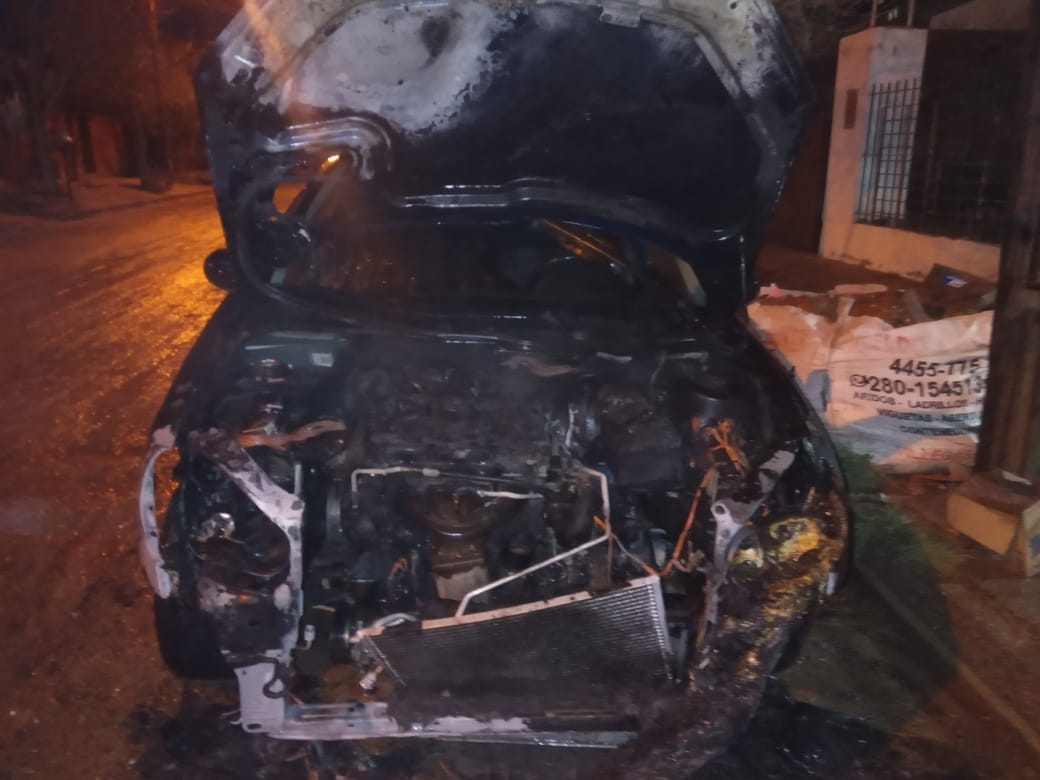 jorgeylaradio's tweet photo. #Madryn #IncendioAuto #DestrucciónTotal
Sucedio esta mañana temprano. Quiso ponerlo en marcha y se prendió fuego. Intervino Bomberos Madryn para sofocar y Policía Seccional 4°. No hubo lesionados. Destrucción total del auto. Fue en Gales y Gallastegui
@radio3trelew https://t.co/3xsv7G5oJN