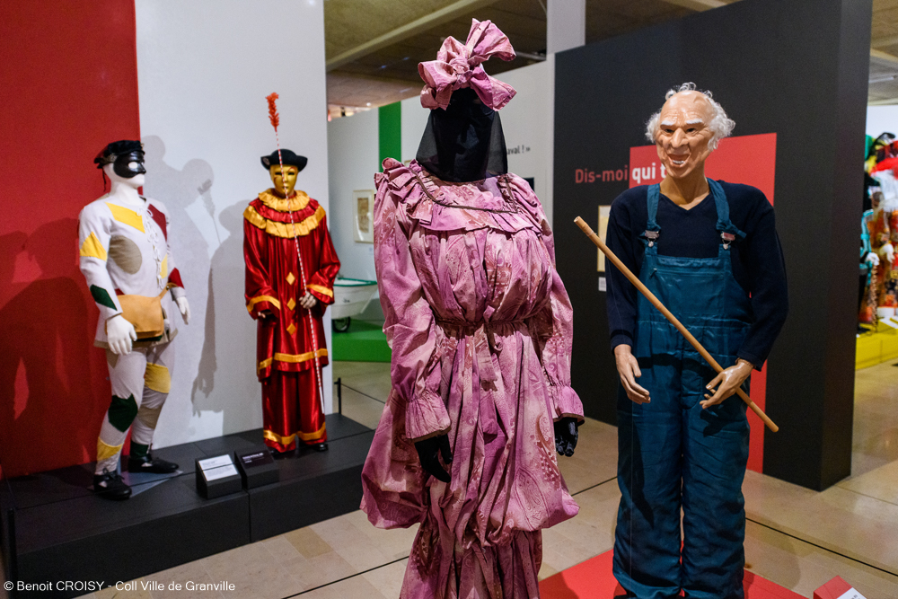 // Exposition à découvrir autour des Carnavals //

Fête de l’excès, ritualisée, le carnaval est fait aussi de bruit, de musique, de danses. L’exposition CARNAVALS inscrit l’identité du Carnaval de Granville dans le contexte plus global des carnavals à travers le monde.