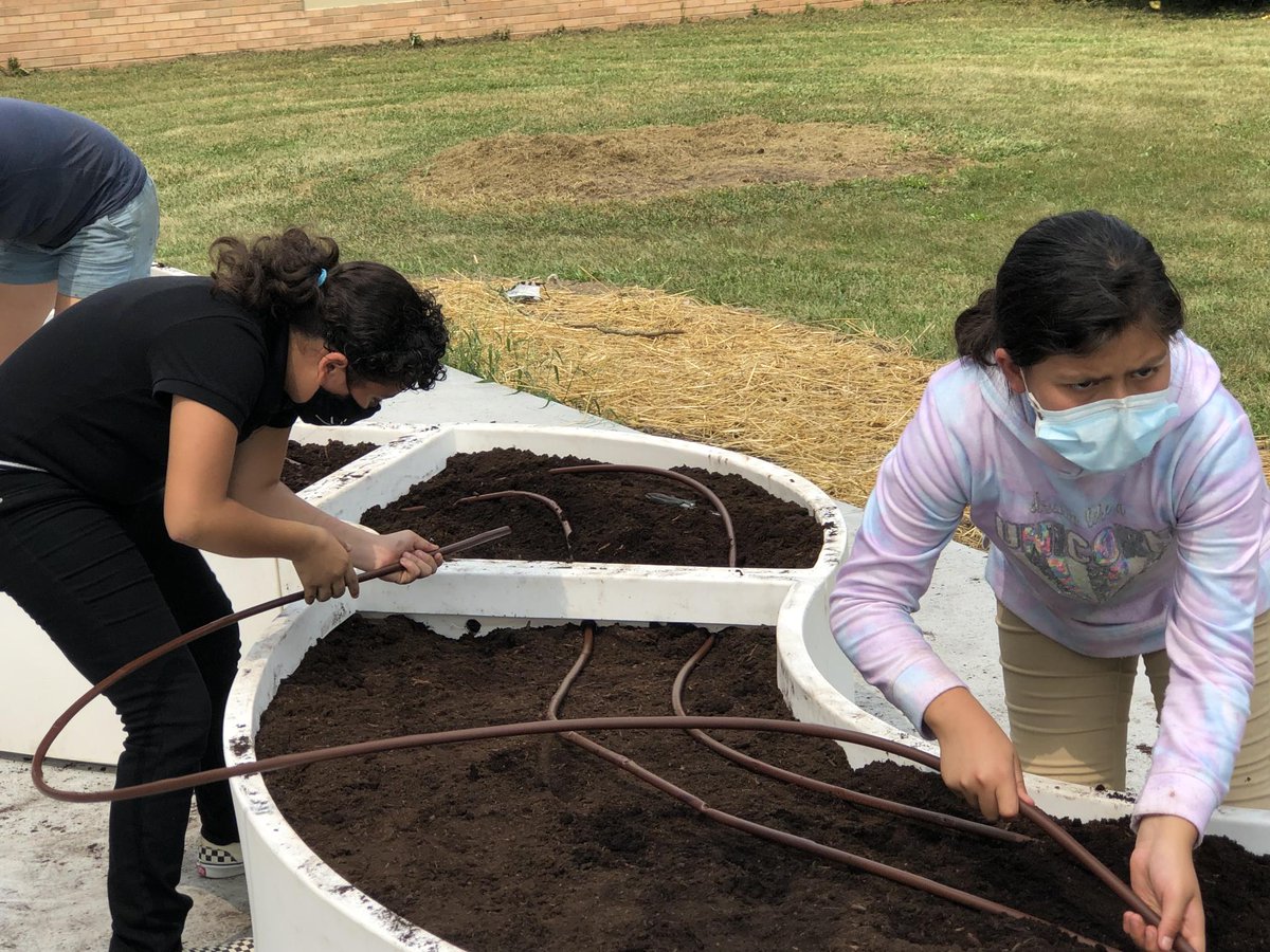 Our 6th graders worked hard creating the irrigation system for the new Learning Garden. 

Nuestros estudiantes de sexto grado trabajaron duro para crear el sistema de riego para el nuevo Jardín de Aprendizaje.
