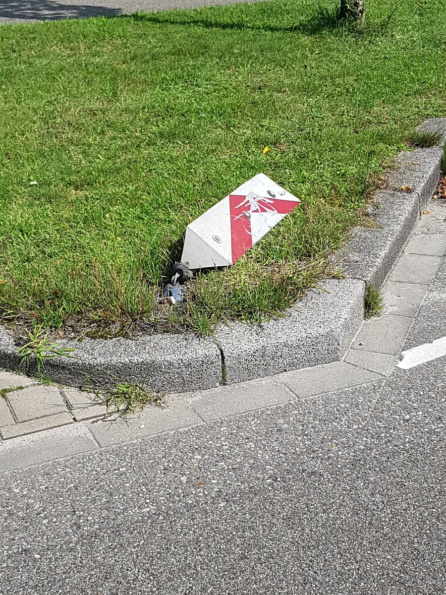 Bij de 'gevaarlijke' sluis op de Anklaarseweg is vannacht weer iets gebeurd.
Nu nog gevaarlijker !!!
<a href="/gem_apeldoorn/">Gemeente Apeldoorn</a>