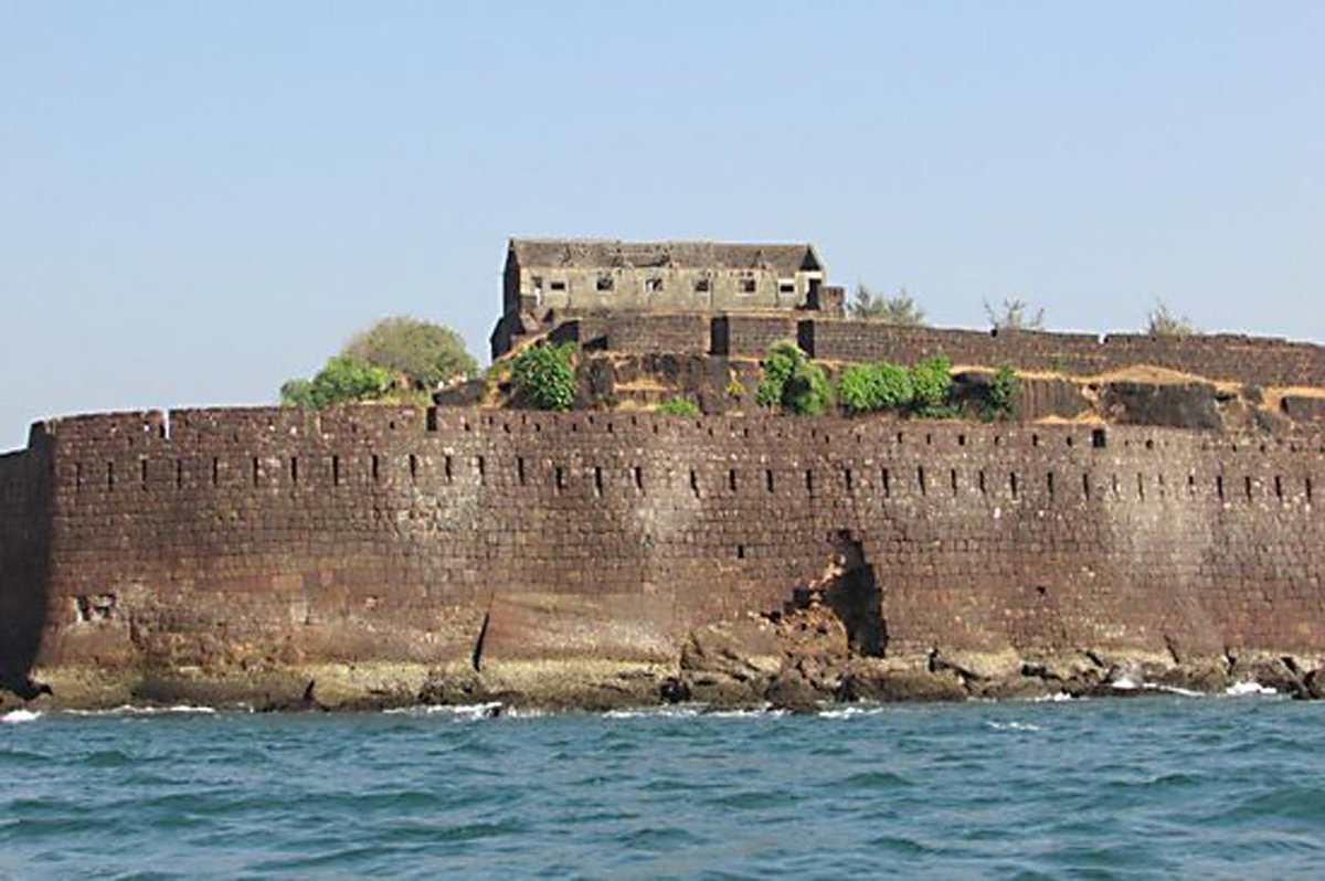 Mumbaikhabar9's tweet image. Ocean retaining wall at historic sea fortress Vijaydurg in Sindhudurg district is architectural marvel | @ssvirendra of #hinduvidhigyaparishad has demanded this fact be included in our textbooks. Chh. Shivaji maharaj had captured this fort in 1654 &amp;amp; named it Vijaydurg,  he said.