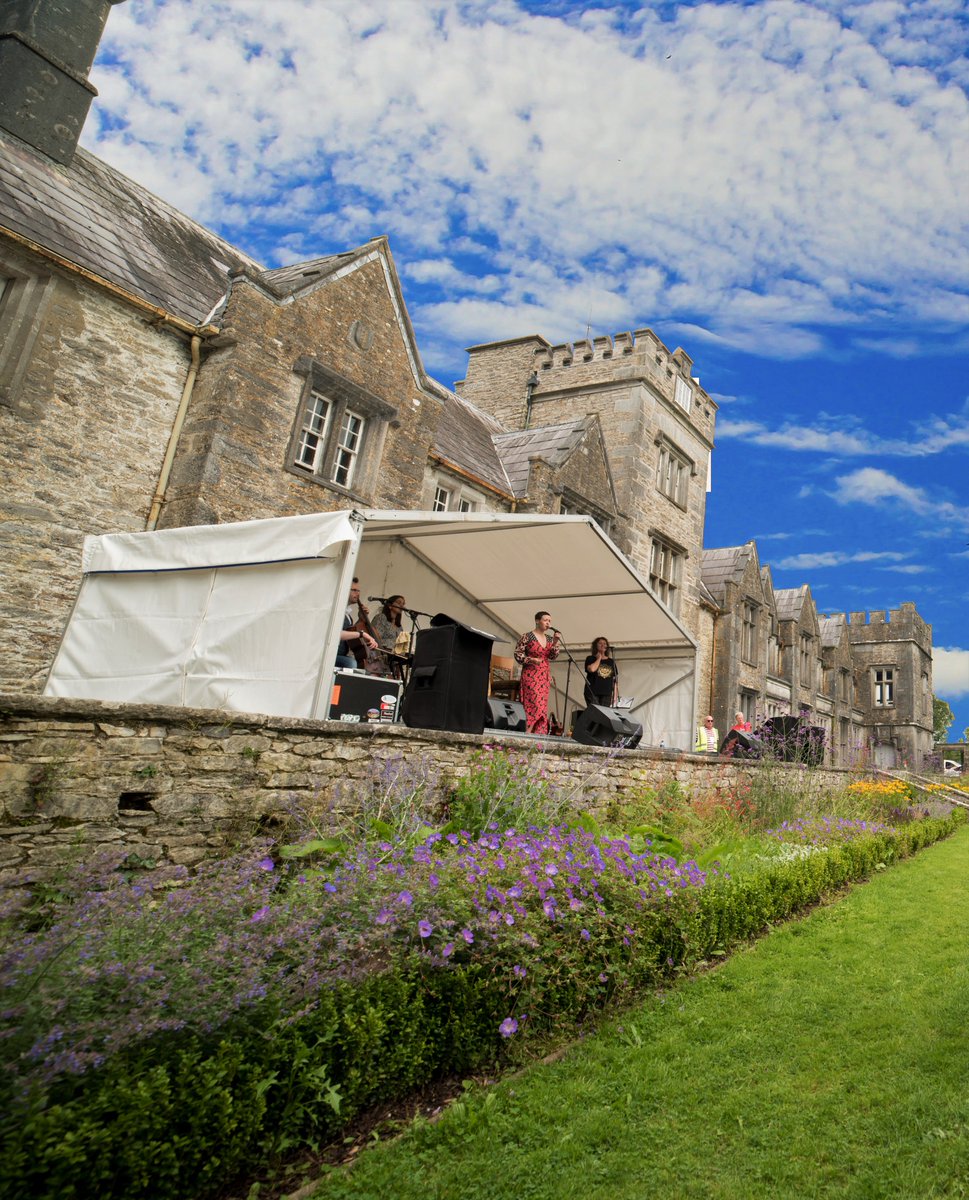 Corkcoco's tweet image. 🎸Our Cork Co Co Pops live outdoor performance series is in full swing! 

@Emma Langford &amp;amp; band in concert at the beautiful #MallowCastle was just one of the highlights last weekend. 🎵

🥁🧑‍🎤

#LLPPS
@DeptCulturelRL 
@pure_cork