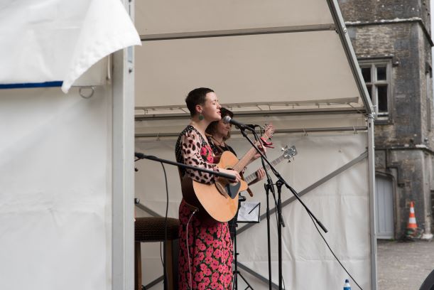 Corkcoco's tweet image. 🎸Our Cork Co Co Pops live outdoor performance series is in full swing! 

@Emma Langford &amp;amp; band in concert at the beautiful #MallowCastle was just one of the highlights last weekend. 🎵

🥁🧑‍🎤

#LLPPS
@DeptCulturelRL 
@pure_cork