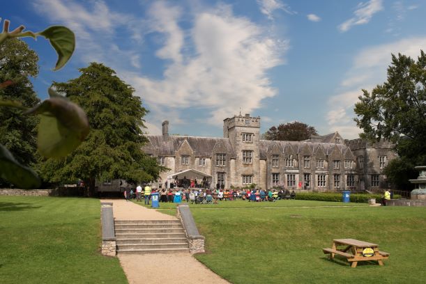 Corkcoco's tweet image. 🎸Our Cork Co Co Pops live outdoor performance series is in full swing! 

@Emma Langford &amp;amp; band in concert at the beautiful #MallowCastle was just one of the highlights last weekend. 🎵

🥁🧑‍🎤

#LLPPS
@DeptCulturelRL 
@pure_cork