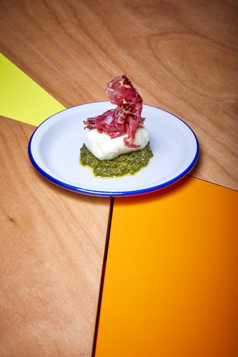 👀Esto es un “antes/después”, o más bien un “después/antes”, de esos que implican más placer que sacrificio 😅. La ensalada de burrata, con pesto verde, y cecina de león es un inventazo de La Srta Scott fresca y sorprendente. No te la pierdas! Se comparte estupendamente. O no🙈🙊