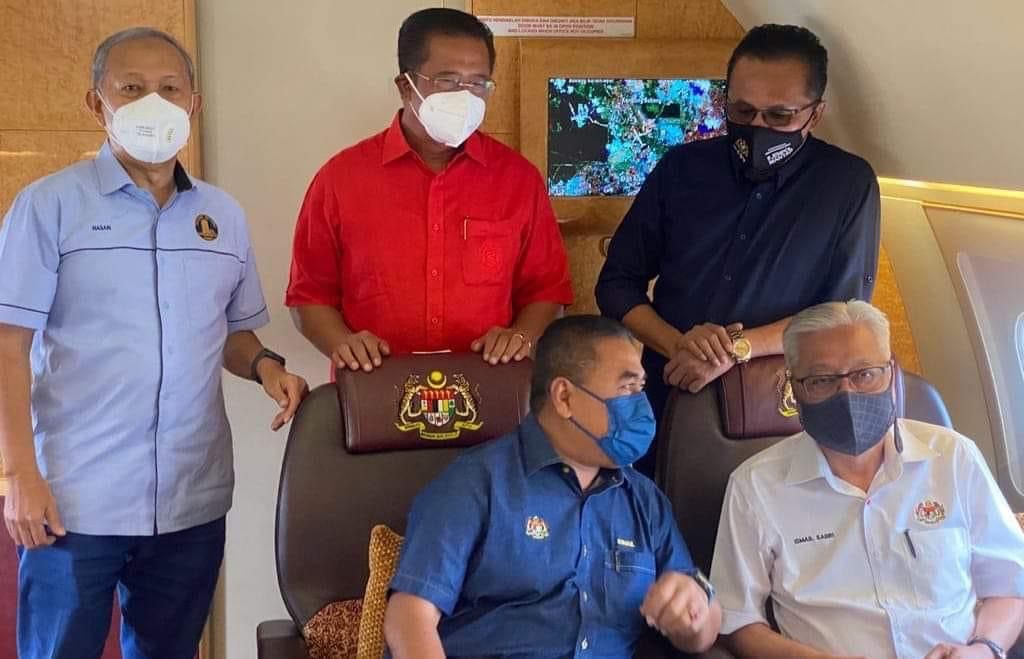 Naqib2988's tweet photo. Berhimpit2 Ahli Parlimen Umno dengan Ismail Sabri dalam private jet ni apa benda? Nak jack kot2 dapat masuk dalam kabinet ke? https://t.co/Nhmehl3d86