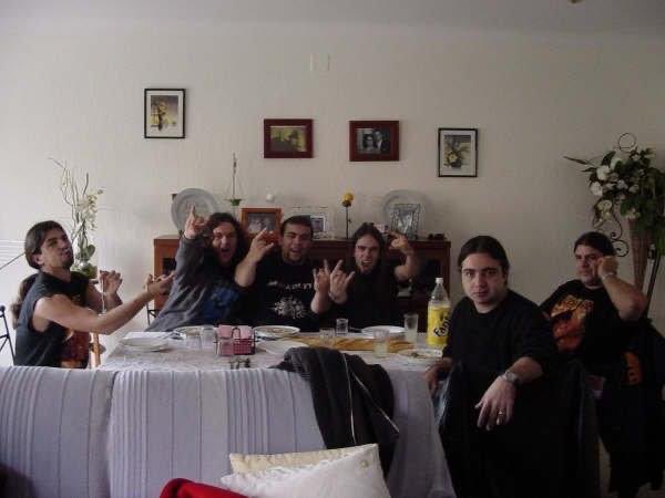 fournoses's tweet photo. @Elrockodrom @LujuriaOficial @SauromOficial @Sphinx_Oficial @AzraelBanda @TierraSantaRock @AvalanchOficial Hostia! Súper samarreta! Mira aquest document, els @Sphinx_Oficial fotent-se un Potaje al menjador de David Alarcon @fournoses crec que al any 2003. https://t.co/4OUXGkjR65