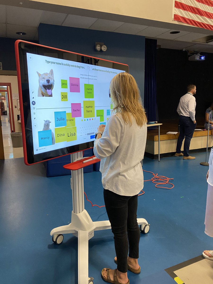 Using <a href="/JamboardEDU/">Jamboard x BENQ for Education</a> to get our first day of workshops started <a href="/PWSPenguins/">Peter Woodbury</a> #sau25discovers