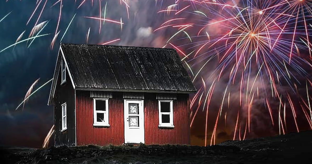 pelastusliitto's tweet photo. Jos vietät venetsialaisia, muista huolellisuus ilotulitteiden ja ulkotulien kanssa. Turvalasit ja etäisyydet auttavat iloitsemaan seuraavista päivistäkin. 
Hauskaa ja turvallista veden, tulen ja valon juhlaa! #venetsialaiset #MökkikaudenLopetus https://t.co/nqVxFr9aKi