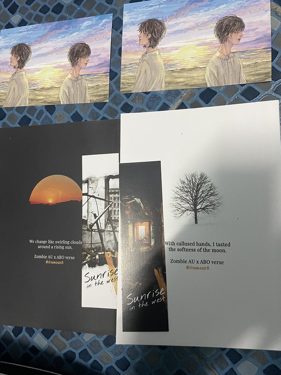 mooxjoojoo's tweet image. ถ่ายตอนกลางคืน ถ้าค่ำต้องขออภัย ส่วนทางโรงพิมพ์คือแบบใจดีมาก แถมโปสการ์ดให้เพิ่มอีกใบ แต่เราต้องส่งเล่มแล้ว จ้างแบบโปสการ์ดเพิ่มไม่ทันจริง ๆ แต่ก็ขอบคุณมากนะคะ ใครที่สนใจพิมพ์แนะนำ @jambook4 ส่วนใครที่สนใจจัดรูปเล่มแนะนำ @byproofit นะคะ ใจดีมาก ช่วยเหลือเราทุกอย่างเลยค่ะ &amp;gt;&amp;lt; 💜