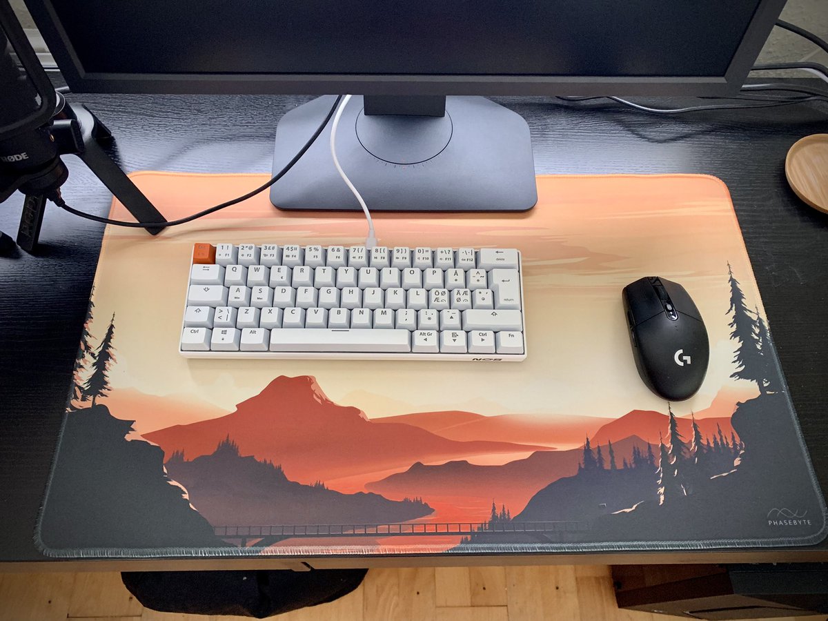 sawa_banara's tweet photo. My mousepad from @PhaseByte came today and I’m so happy with it 🌄🏔🌋 here’s to a future earthy set-up! https://t.co/faYmgHryI4