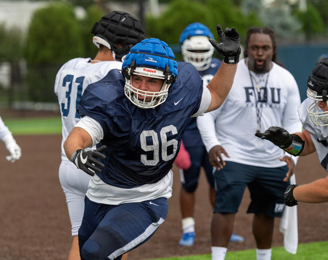CoachKiningham's tweet photo. Watch out QB. @OT_Football @BigRedBoosters @Oceanathletics #bigredfootball #oceanfootball #fdu #fdufootball https://t.co/55lGrcc9ZR