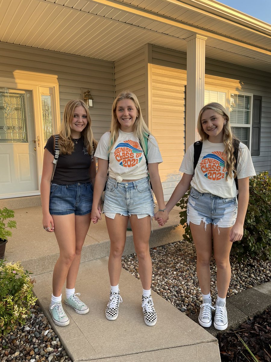 ShellyShylanski's tweet photo. And my seniors get to bring their little sister, Ella, for her freshman year! 3 Shylanskis at FZN this year! 💚💚💚#FZNFirstDay2021 https://t.co/Eg7oKgNKiE