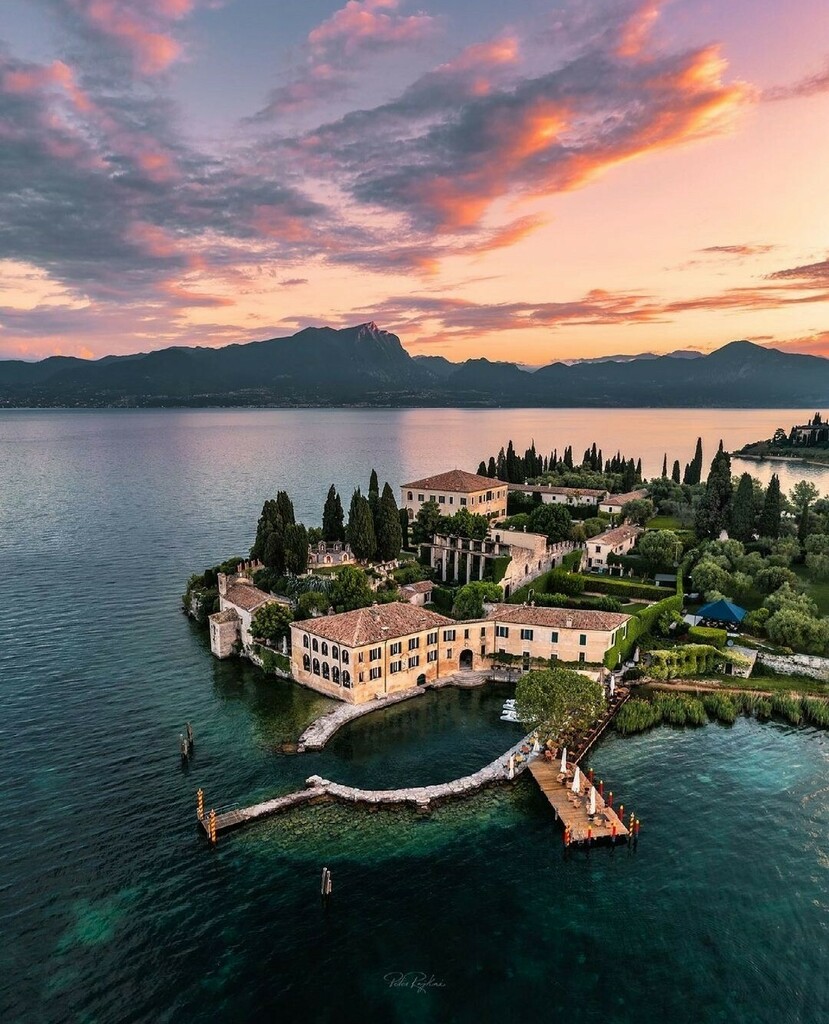 guiaestrangeiro's tweet photo. Nascer do sol no lago de Garda, o maior lago da Itália.⁠
⁠
📸 @peter.rajkai⁠
⁠
⁠
#lagodegarda #lakegarda #italia #viagem #turismo #travel #viajar #trip #instatravel #travelphotography #dicasdeviagem #viagemdossonhos #viajando #paisagem #wanderlust… https://t.co/OHa4KPB4Mo https://t.co/s0Q5CHntvb