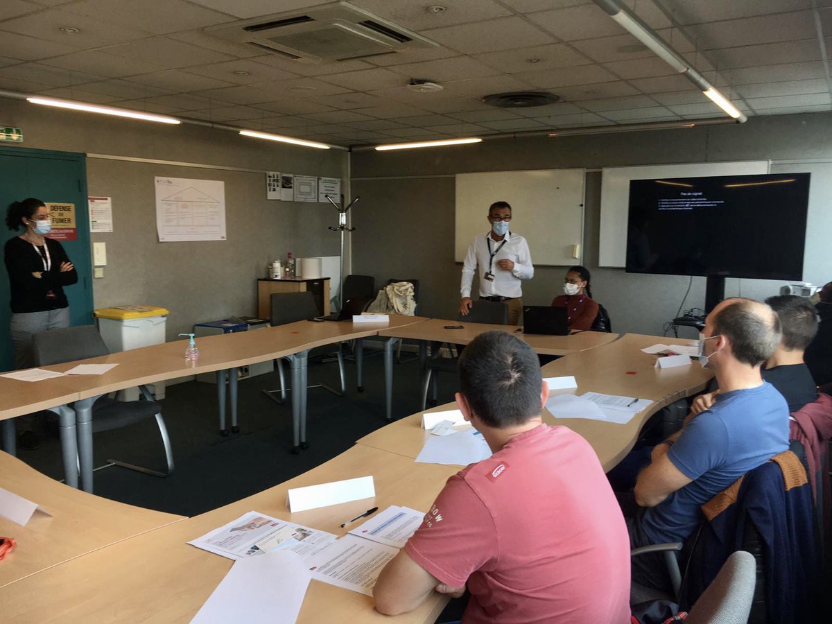 Ce lundi matin, comme chaque semaine, le Directeur d’Etablissement @gildasmat accueille les nouveaux embauchés en électricité, mécanique, maintenance des #TGV au Technicentre du Landy. Des recrutements dynamiques sur des métiers techniques recherchés ! Postulez 😊#SNCFRecrute